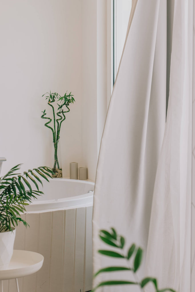 Transformer votre salle de bain avec des rideaux de douche uniques