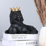 Statue de lion sur un livre