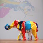 Statue éléphant multicolore sur table