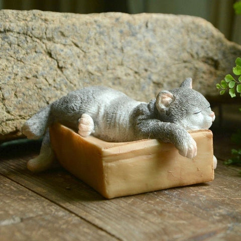 Statue de chat qui dort 