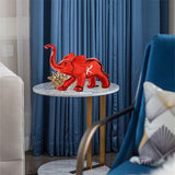 sculpture éléphant rouge sur table
